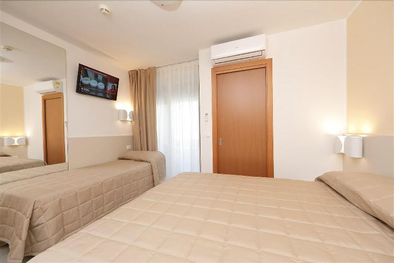 Hotel Meuble Zenith ลินญาโน ซับเบียโดโร ภายนอก รูปภาพ