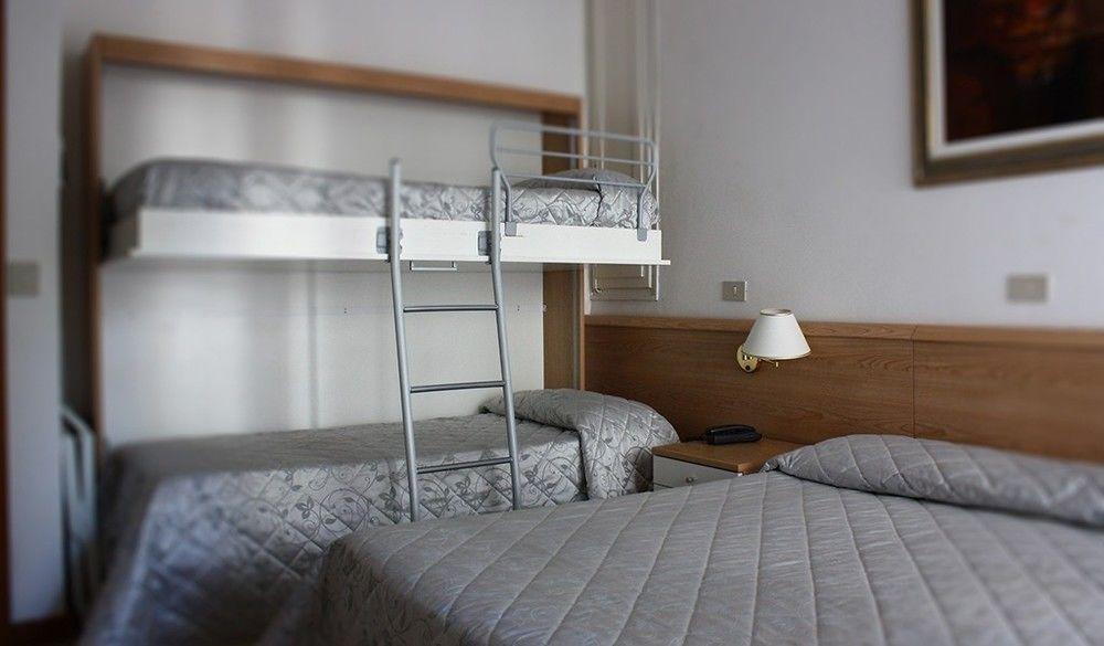 Hotel Meuble Zenith ลินญาโน ซับเบียโดโร ภายนอก รูปภาพ