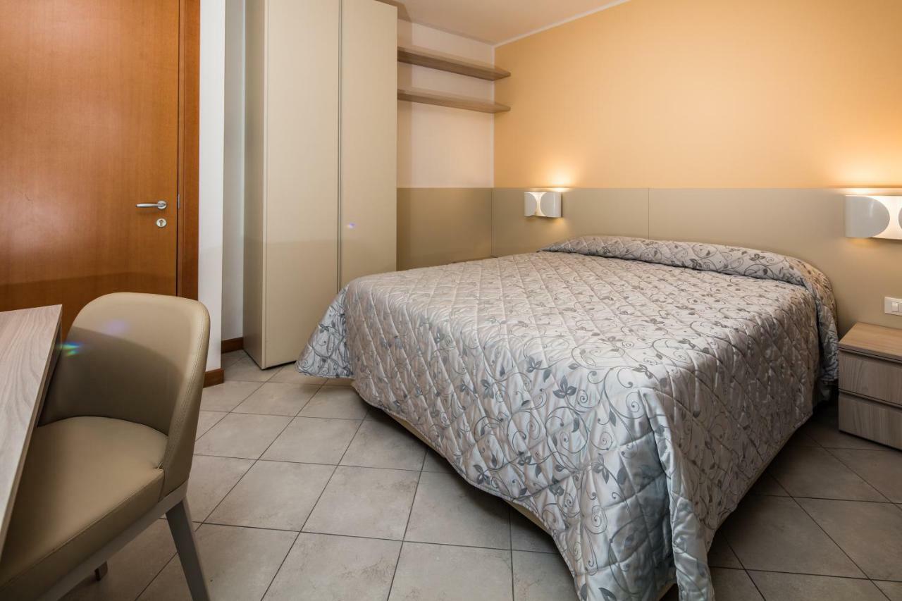 Hotel Meuble Zenith ลินญาโน ซับเบียโดโร ภายนอก รูปภาพ