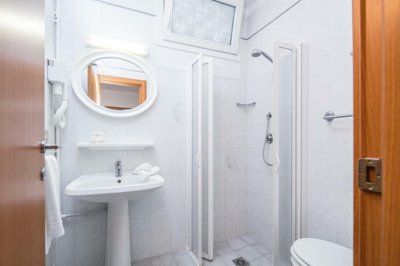 Hotel Meuble Zenith ลินญาโน ซับเบียโดโร ภายนอก รูปภาพ